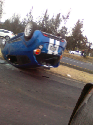 Vuelcan auto en la México-Veracruz